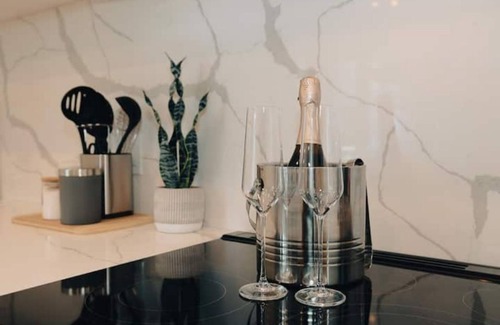 Innisfil House | Oasis Spa Getaway w/Sauna + Pool