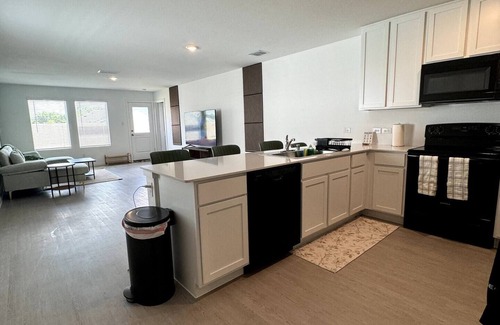 Dallas County House | Oasis Verde - Tropical Wilmer Home in TX