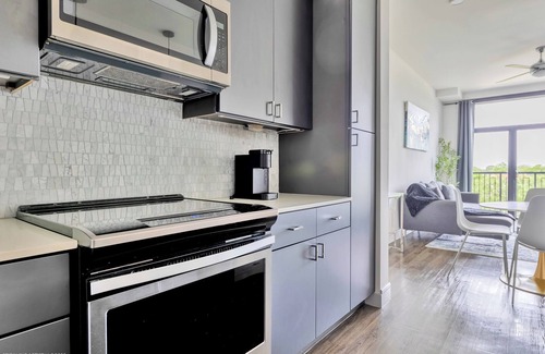 Texas Medical Center Apartment | Oasis with Gym&pool + Parking