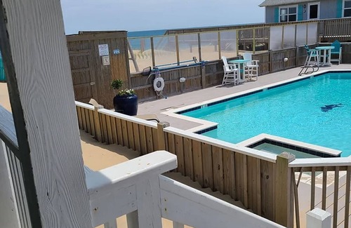 Nags Head Cottage | OBX Dog-friendly Ocean Cottage 4-Steps to Beach!