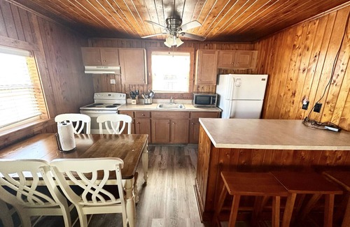 Nags Head Cottage | OBX Dog-friendly Ocean Cottage 3- Steps to Beach!