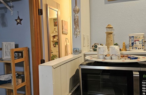Colington Apartment | OBX Vacation. Cozy comfy efficiency room for 2 Friday to Friday beach get-away.