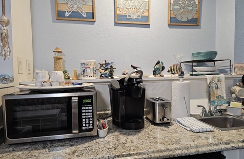 Colington Apartment | OBX Vacation. Cozy comfy efficiency room for 2 Friday to Friday beach get-away.