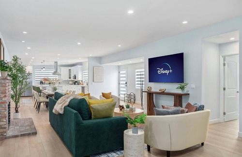 Fullerton House | OC LUXE l 5 Bed 3 Bath lDisney l Hot Tub l Games