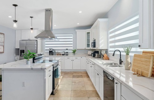 Fullerton House | OC LUXE l 5 Bed 3 Bath lDisney l Hot Tub l Games