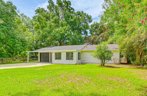 Fellowship House | Ocala Home with Fenced Yard Near WEC Dogs Welcome!