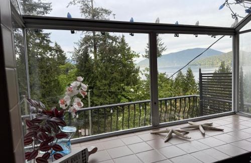Langdale House | Ocean and Mountain view Home