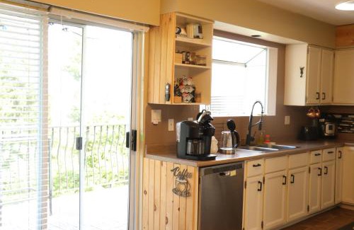 Langdale House | Ocean and Mountain view Home
