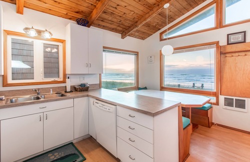 Tierra Del Mar House | Ocean Annie #128 - oceanfront cabin, great views and direct beach access in Tierra Del Mar