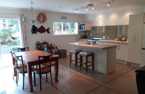 Tairua Cottage | Ocean Beach Honey - Tairua Holiday Home