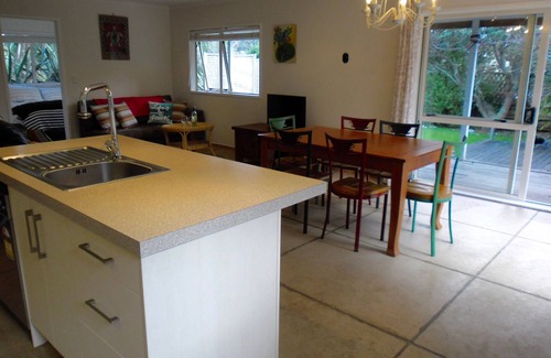 Tairua Cottage | Ocean Beach Honey - Tairua Holiday Home