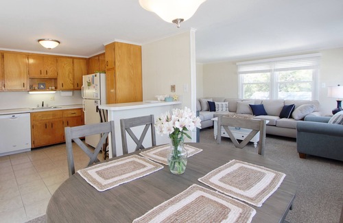 Beach Haven Terrace House | OCEAN BLOCK 6th From Beach - Newly Furnished 3 BR, Sleeps 8 (2nd Fl of Duplex)