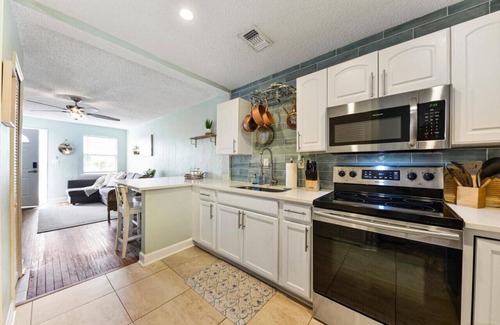 Jacksonville Beach House | Ocean Blue Cottage 2|1 Blk to Beach| Close to Mayo