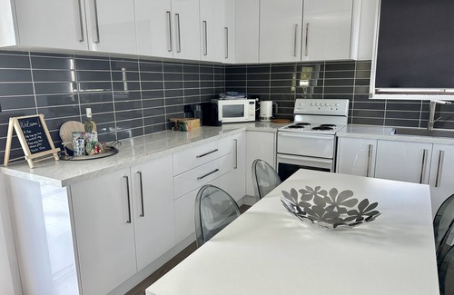 Guilderton House | Ocean Blue Cottage ~ Stunning Ocean Views ~ All Linen Incl & Pets Welcome!