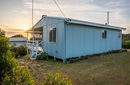 Guilderton House | Ocean Blue Cottage ~ Stunning Ocean Views ~ All Linen Incl & Pets Welcome!