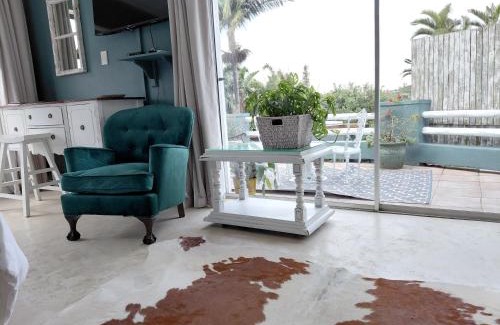 Umhlali Beach House | Ocean Blue Suite - Villa Roc Guesthouse
