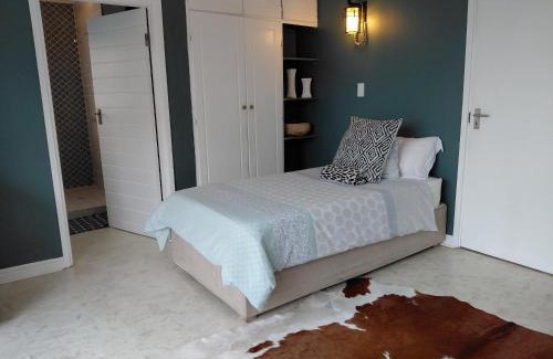 Umhlali Beach House | Ocean Blue Suite - Villa Roc Guesthouse