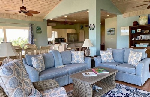 North Palmetto Point House | Ocean Breeze, steps to the beach! Generator, Starlink internet, filtered water.