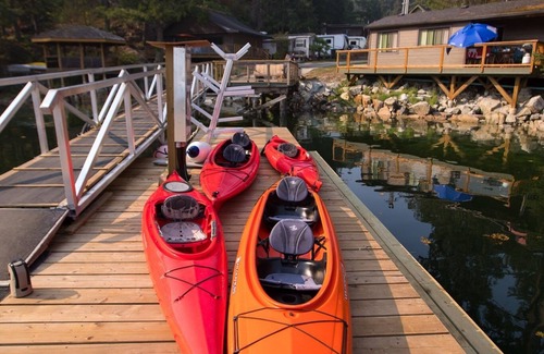 Garden Bay Cabin | Ocean Breeze Bungalow: Relax by the Waterfront with Modern Comfort and Scenic Views