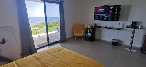 Punta Mala Bed & Breakfast | Ocean Breeze Cove - Luxury Retreat
