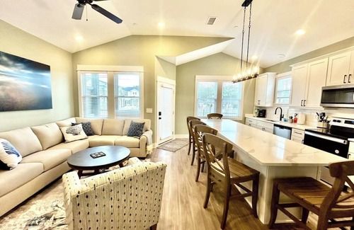 Corolla Condo | Ocean Breeze II: New Condo Steps to the Beach