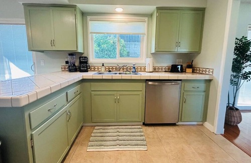 Valinda House | Ocean Breeze with Mountain View