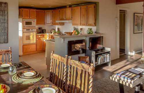 Upper Lonsdale Apartment | Ocean/city views; near downtown Vancouver, skiing, cruise ships; treehouse; deck