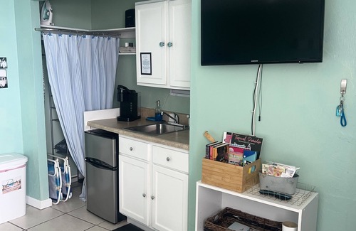 Bostwick Park Condo | ~ Ocean ~ Daze ~ Hideaway ~ Modern Studio near the Beach ~