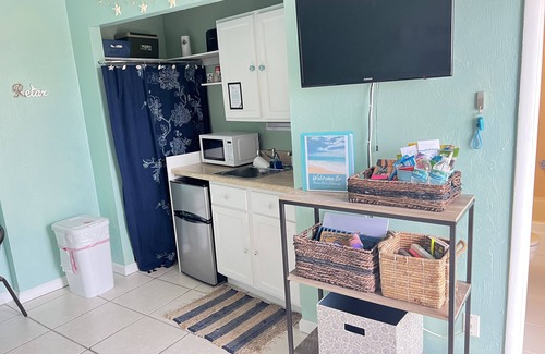 Bostwick Park Condo | ~ Ocean ~ Daze ~ Hideaway ~ Modern Studio near the Beach ~