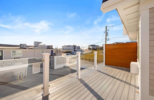 Silver Beach Apartment | Ocean Deck 1 Queen Bed Suite with Views