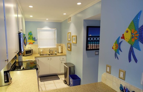 Central Beach Condo | Ocean Drive Oasis in Vero Beach - 2br/2ba - mere steps to everything!