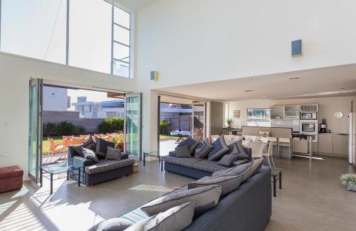 Omaha House | Ocean Escape - Omaha Holiday Home