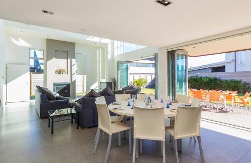 Omaha House | Ocean Escape - Omaha Holiday Home
