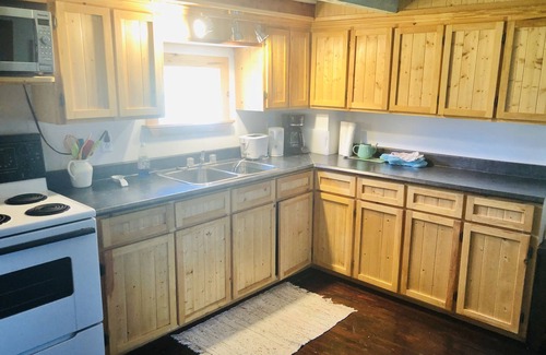 Saint Lunaire-Griquet House | Ocean front - Annie’s Retreat - near L’Anse Aux Meadows - Blue Cottage