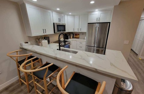 Solana Beach Condo | Ocean Front 2 Bed, 2 Ba. with pool, jacuzzi, gym, tennis