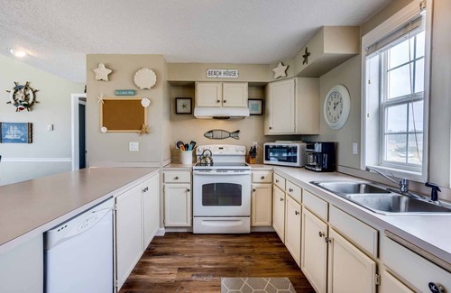 Bayshore House | Ocean Front 2BR, 2BA Home! Dog Friendly! Walk Out to the Ocean!