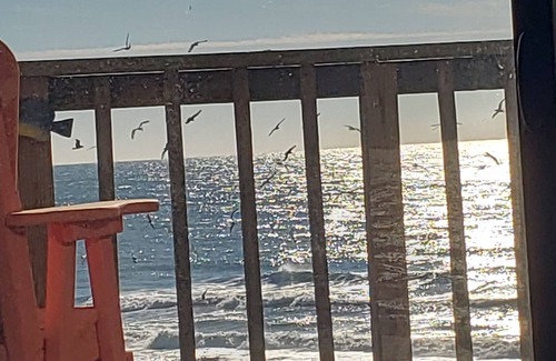 Emerald Isle Condo | Ocean Front Condo Just Steps to the Beach -Maximum 6 night stay only.