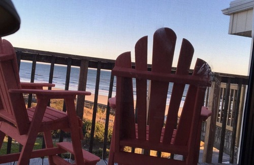Emerald Isle Condo | Ocean Front Condo Just Steps to the Beach -Maximum 6 night stay only.