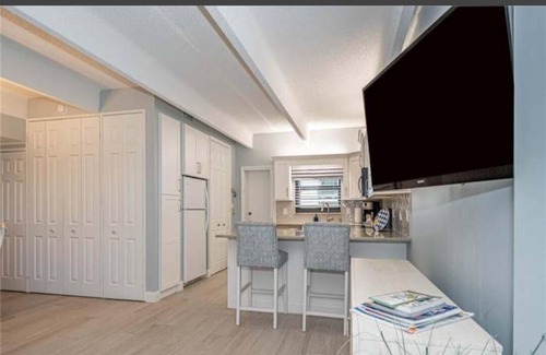 Central Beach Condo | Ocean front condo, walk to quaint Vero Beach restaurants and shops.