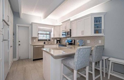 Central Beach Condo | Ocean front condo, walk to quaint Vero Beach restaurants and shops.