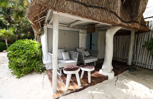 Zona Hotelera House | Ocean Front Cozy King Size Cabaña