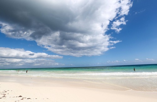 Zona Hotelera House | Ocean Front Cozy King Size Cabaña