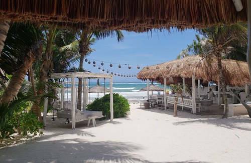 Zona Hotelera House | Ocean Front Cozy King Size Cabaña