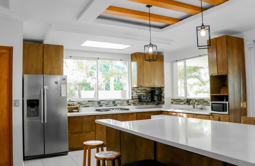 El Zonte House | ocean-front, multi-level, open spaces, large garden