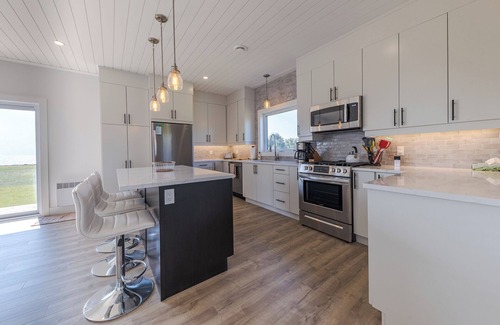 Stratford House | Ocean front, private beach, new modern, minutes to Town, lovely quiet seclusion