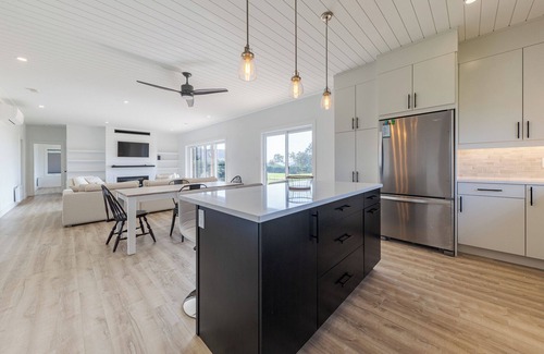 Stratford House | Ocean front, private beach, new modern, minutes to Town, lovely quiet seclusion