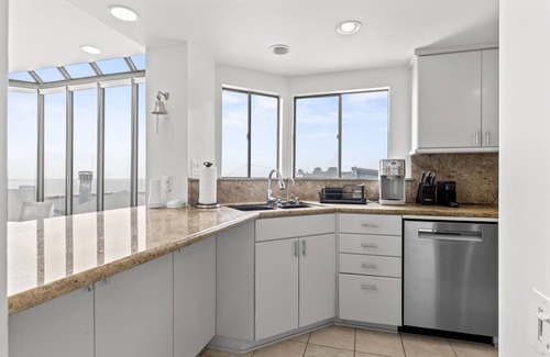 Manhattan Beach Condo | OCEAN FRONT + TOP FLOOR, 4 BEDROOM MANHATTAN BEACH HOUSE- MINIMUM OF 3 NITES REQ