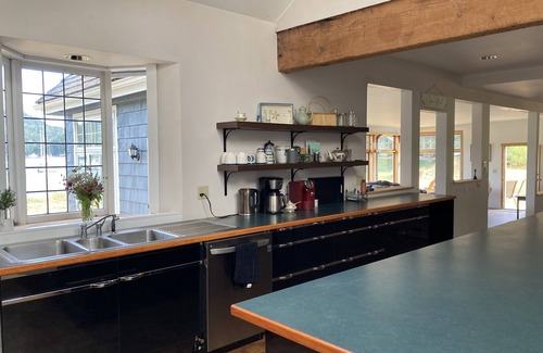 Pender Island House | Ocean Front with level walkout beach
