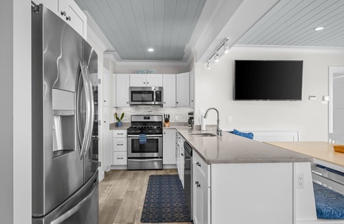 Eastham House | Ocean Front with gorgeous view Steps to Bay Side Beach