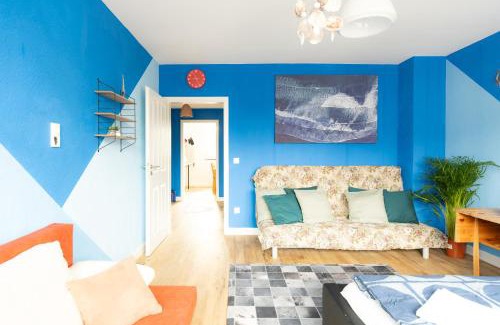 Neudorf-Nord Apartment | - Ocean Haven Deluxe with Coastal Charm - 2-Room Sea-Inspired Apartment 75 qm - Central Location - Elegant Nautical Design - Renovated in 2024 with TV & Netflix - Full Kitchen & Free Parking - Near Metro & Airport - King Beds -